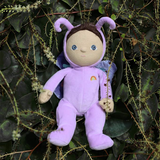 OLLI ELLA Dinky Dinkum Dolls - Betty Butterfly - Purple lying in the grass