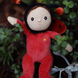 OLLI ELLA Dinky Dinkum Dolls - Lola Ladybug - Red lying in garden