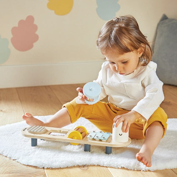 Child playing with the JANOD COCOON Musical Caterpillar