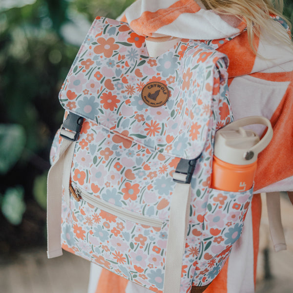 CHILD WEARING CRYWOLF Knapsack - Flower Market with drink bottle in side