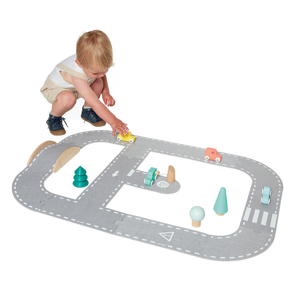 child playing with the JANOD Road Felt Circuit
