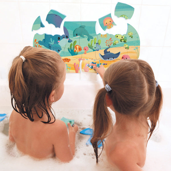 Kids playing in the bath with the JANOD Ocean Puzzle