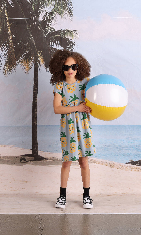 Girl holding a beach ball wearing the MINTI Pi-Nap-Le Dress