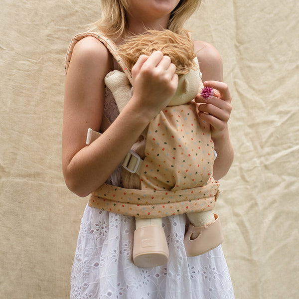 Child carry dinkum doll in the OLLI ELLA Dinkum Dolls Carrier - Gumdrop